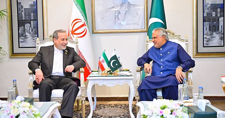 ইরানের পররাষ্ট্রমন্ত্রী আব্বাস আরাঘচি এবং পাকিস্তানের পররাষ্ট্রমন্ত্রী মোহাম্মদ ইসহাক দার